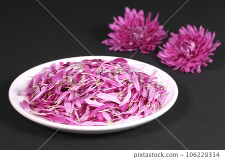 Edible chrysanthemum and edible chrysanthemum petals on a plate Edible chrysanthemum and edible chrysanthemum petals on a plate 106228314