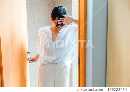 低著頭的女人 106228454