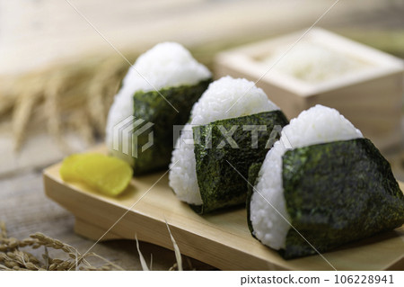 手工飯糰 用海苔包裹飯糰,配上米飯(飯糰)和醃蘿蔔 手工飯糰 用海苔包裹飯糰,配上米飯(飯糰)和醃蘿蔔 106228941