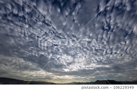 Morning sky covered with various clouds, summer, ultra-wide angle, mainly sky, 230819am 106229349