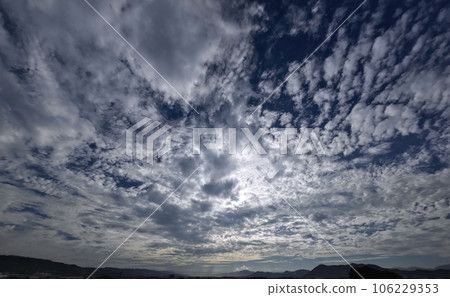 Morning sky covered with various clouds, summer, ultra-wide angle, mainly sky, 230819am 106229353