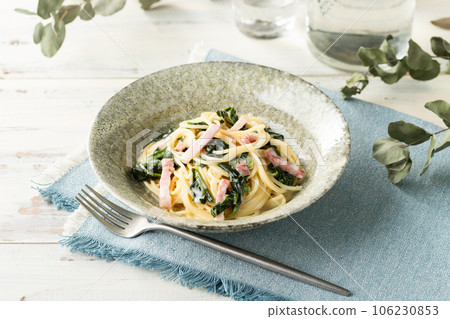 Spinach and bacon cream spaghetti 106230853