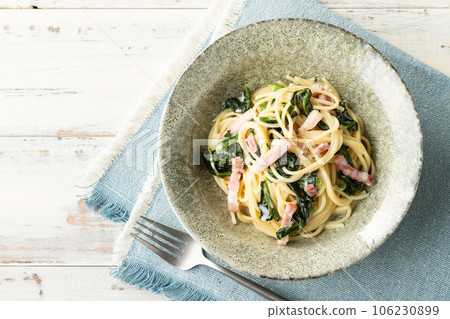 奶油意大利面配菠菜和培根 106230899