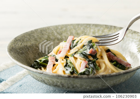 Creamy spaghetti with spinach and bacon Creamy spaghetti with spinach and bacon 106230903