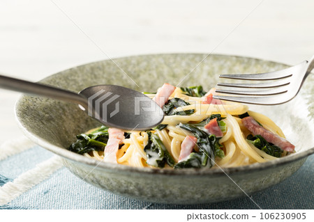 奶油意大利面配菠菜和培根 106230905