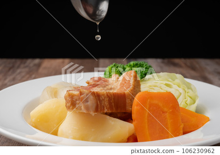 倒入火鍋湯 106230962