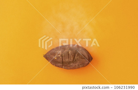 橙色背景下的烤紅薯（紅薯） 106231990