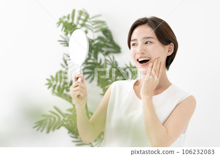 一個女人看著鏡子微笑著美麗 106232083