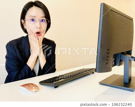 Shocked home work woman 106232240