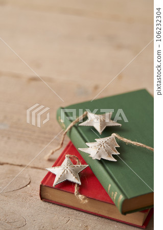 聖誕圖像放在舊書上的裝飾品 106232304