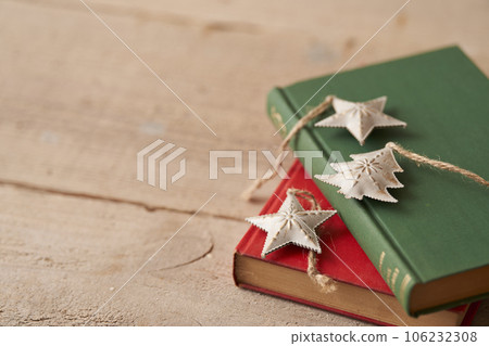 聖誕圖像放在舊書上的裝飾品 106232308