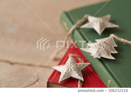 聖誕圖像放在舊書上的裝飾品 106232310