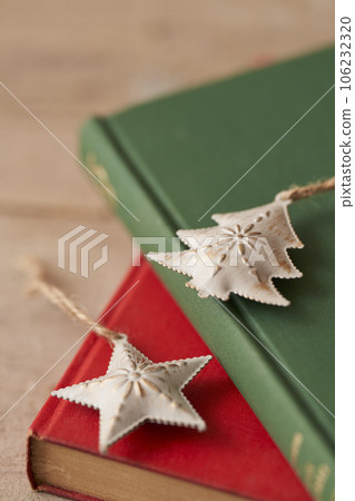 聖誕圖像放在舊書上的裝飾品 聖誕圖像放在舊書上的裝飾品 106232320