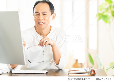 middle man working from home middle man working from home 106232577