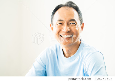 Middle man in a refreshing T-shirt 106232598