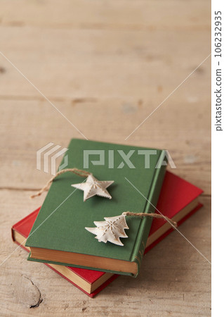聖誕圖像放在舊書上的裝飾品 106232935