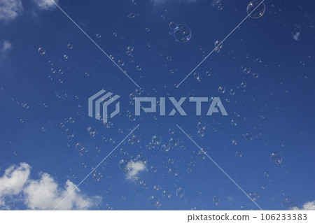 Like being sucked into the blue sky, the countless soap bubbles are high in the sky, destined to eventually disappear with the voices of the children. Like being sucked into the blue sky, the countless soap bubbles are high in the sky, destined to eventually disappear with the voices of the children. 106233383