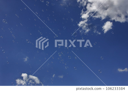 大團肥皂泡一動一動，彷彿被吸進了藍天。隨風左右搖擺，越來越小 106233384