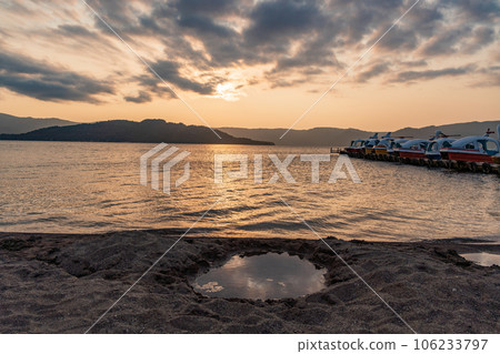 (北海道)屈斜路湖、閃耀的橙色、沙浴、夜景 (北海道)屈斜路湖、閃耀的橙色、沙浴、夜景 106233797