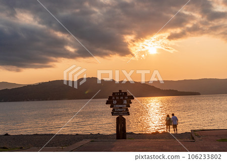 （北海道）屈斜路湖閃耀著橙色，旅遊剪影日落 106233802