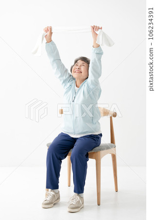 用毛巾伸展身體的高級女人 106234391