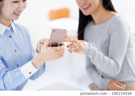 Women who show smartphones, hands 106234588