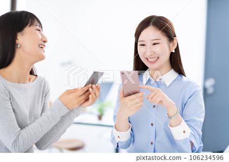 Women who show smartphones, hands Women who show smartphones, hands 106234596