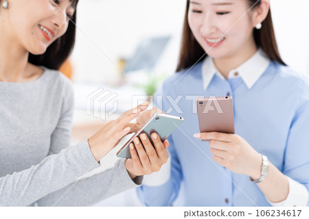 Women who show smartphones, hands 106234617