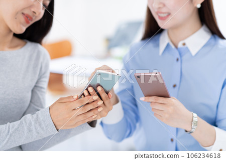 Women who show smartphones, hands Women who show smartphones, hands 106234618
