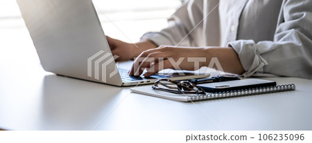 使用家用電腦工作的女性 106235096