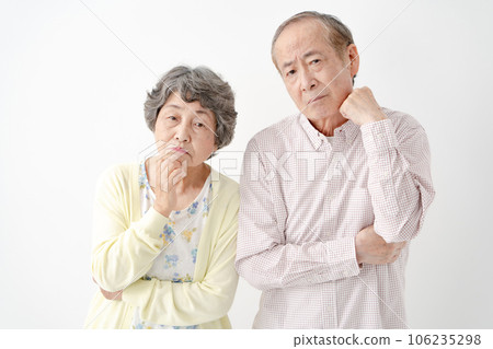 Senior couple Worried Anxiety 106235298