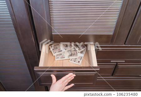 [A housewife who hides a wad of money in the chest drawer] 106235480