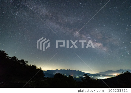 The Milky Way and the sea of clouds in the night sky 106235811