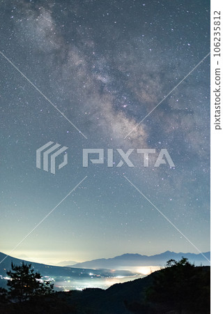 The Milky Way and the sea of clouds in the night sky 106235812