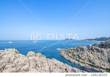 Sakai City, Fukui Prefecture, a popular tourist destination, sunny Tojinbo 106236325