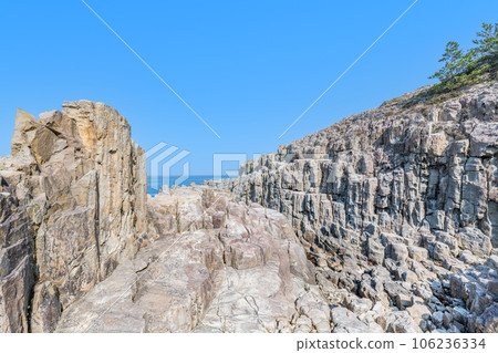 Sakai City, Fukui Prefecture, a popular tourist destination, sunny Tojinbo Sakai City, Fukui Prefecture, a popular tourist destination, sunny Tojinbo 106236334