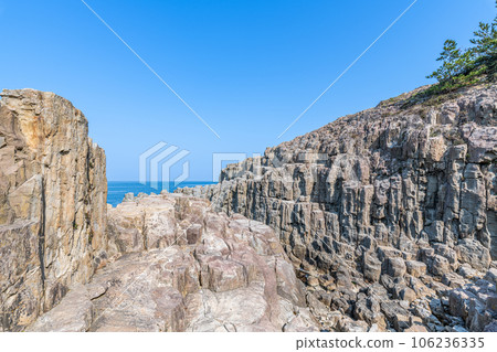 Sakai City, Fukui Prefecture, a popular tourist destination, sunny Tojinbo 106236335