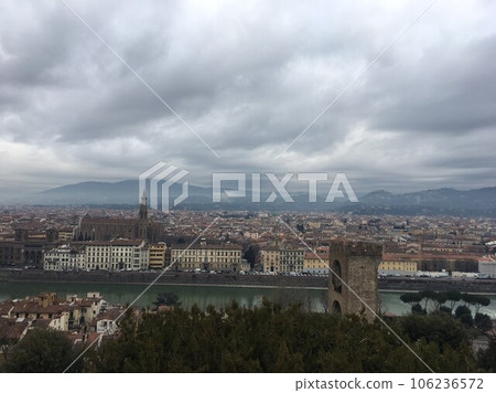 多雲的天空和老城區 106236572