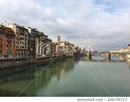 倒映在河水中的城市景觀 106236721