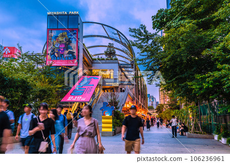 日本東京市容減少35個↓都道府縣，全國連續減少↓。澀谷站前的澀谷橫丁，通風措施齊全=8月19日 106236961