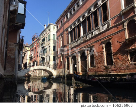 從漂浮在運河上的貢多拉欣賞城市景觀 106236963