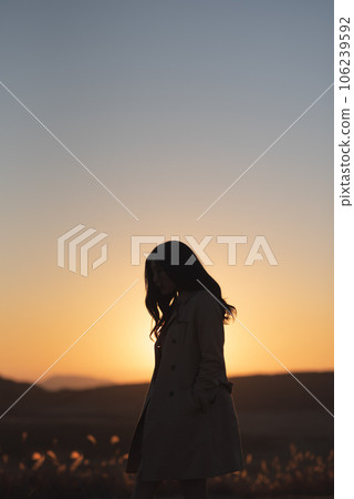 日落草千里的女人剪影 日落草千里的女人剪影 106239592