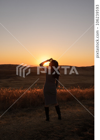 Woman silhouette at sunset Kusasenri 106239593