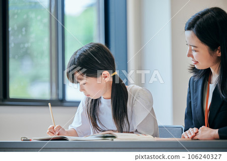 在補習班學習的小學生 106240327