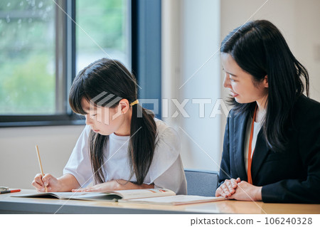 Elementary school girl studying at cram school 106240328