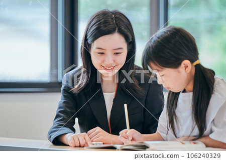 年輕補習班老師給小學生授課 年輕補習班老師給小學生授課 106240329