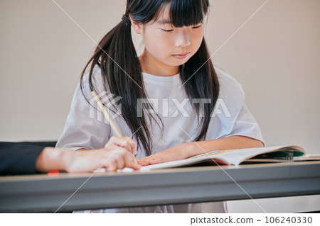 在補習班學習的小學生 106240330
