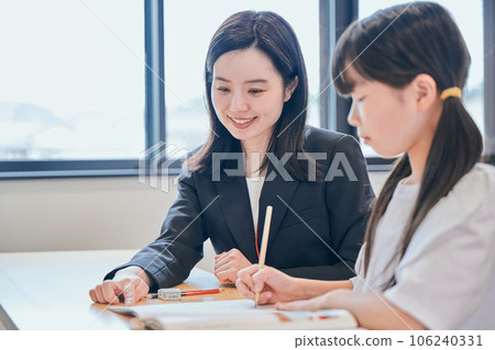 年輕補習班老師給小學生授課 106240331