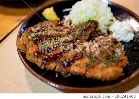 Freshly fried tonkatsu set meal 106241408