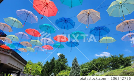 晴朗的天氣和色彩繽紛的雨傘 晴朗的天氣和色彩繽紛的雨傘 106242756